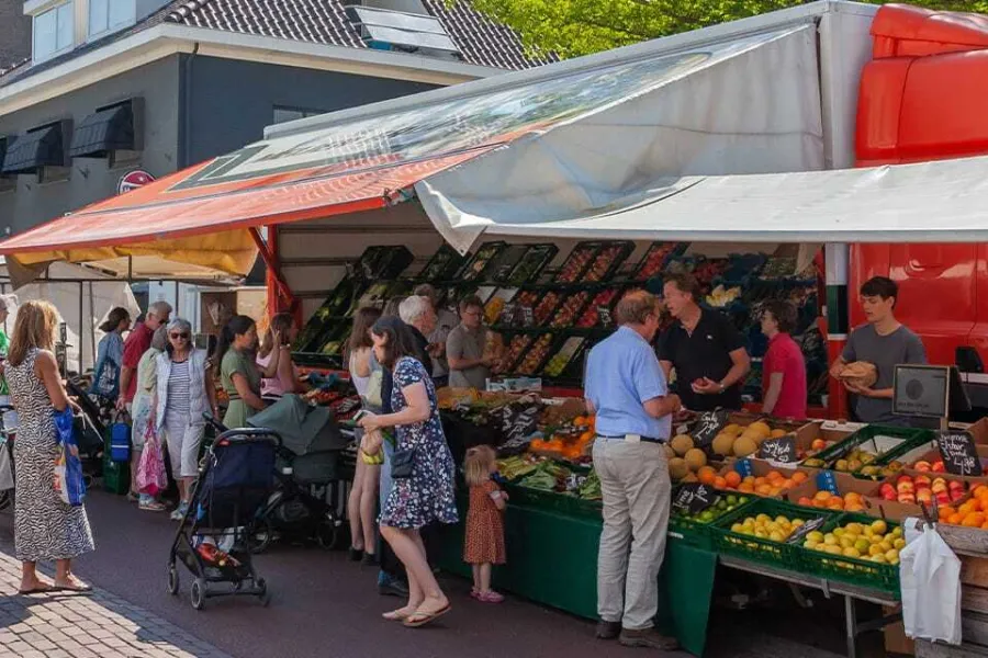 In de omgeving markt bezoeken