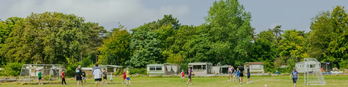 Voetballen op het sportveld