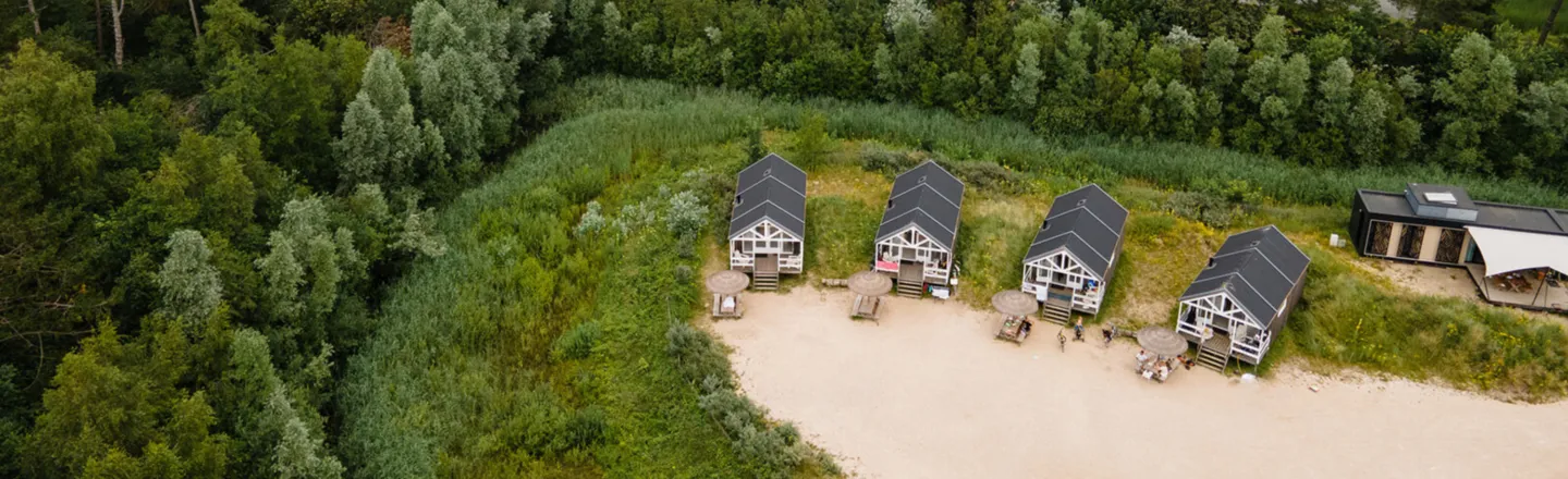 Strandhuisjes met duinen achtergrond